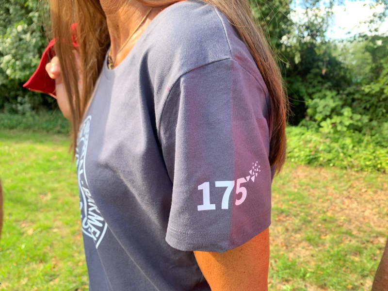 Damen-T-Shirt (Organic) „Jubiläum“ – mit großem Siegel auf dem Rücken und Ärmellogo